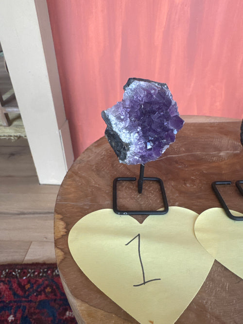 ✨ Kleine amethist cluster op standaard ✨